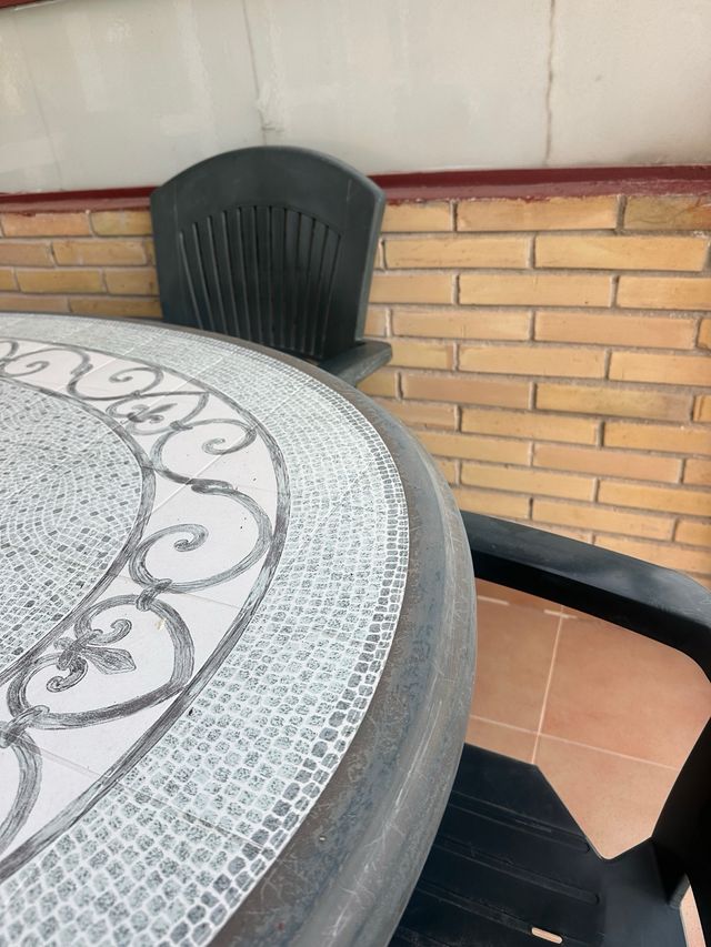 Mesa ovalda exterior y 4 sillas