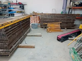 Planchas de encofrado y puntales.