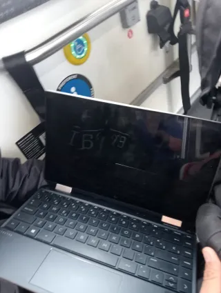 HP Spectre Portátil azul marino 