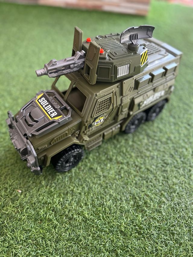 Vehículo militar blindado de juguete
