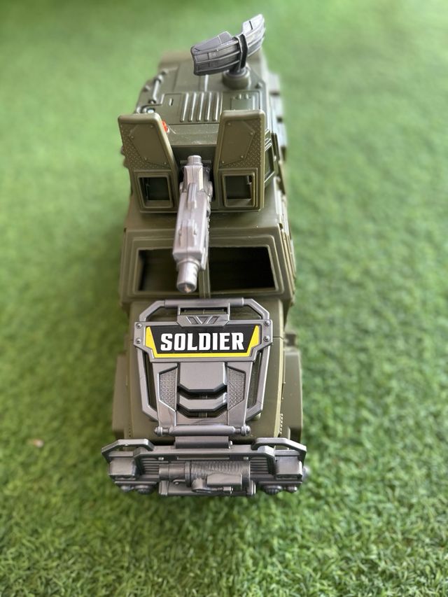 Vehículo militar blindado de juguete