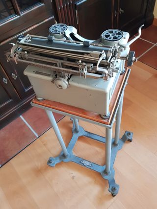 Máquina de escribir antigua con carrito