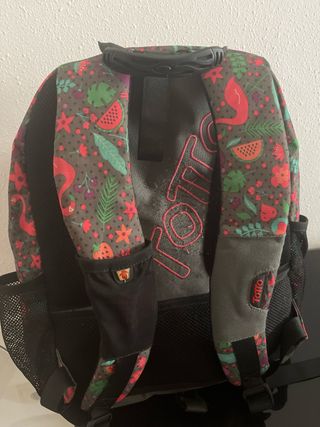 Mochila escolar estampada flores y flamencos