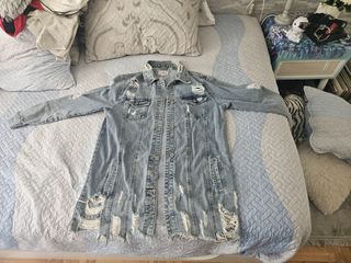 Chaqueta vaquera desgastada con alas