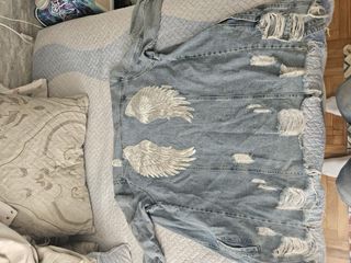 Chaqueta vaquera desgastada con alas