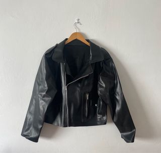 Cazadora efecto piel negra