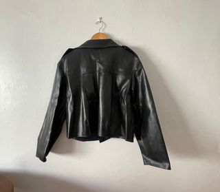 Cazadora efecto piel negra