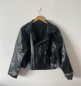 Cazadora efecto piel negra