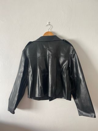 Cazadora efecto piel negra