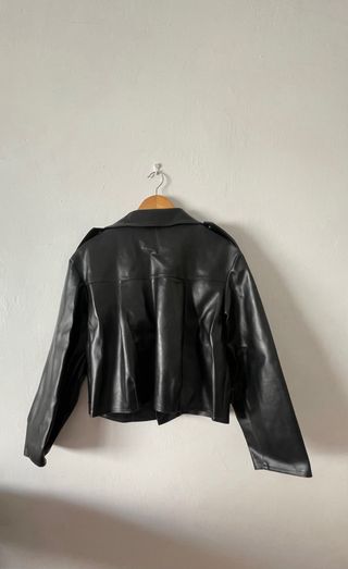 Cazadora efecto piel negra
