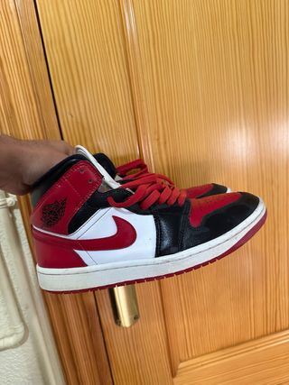 Zapatillas Jordan Negras y Rojas