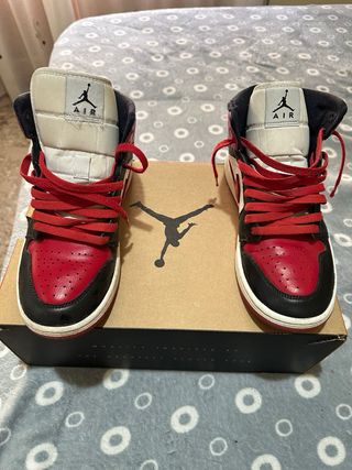 Zapatillas Jordan Negras y Rojas