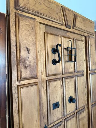 Portón antiguo madera castaño