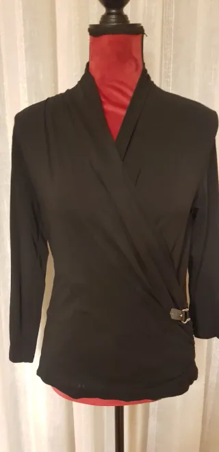 Camiseta cruzada negra manga larga
