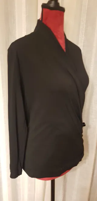 Camiseta cruzada negra manga larga