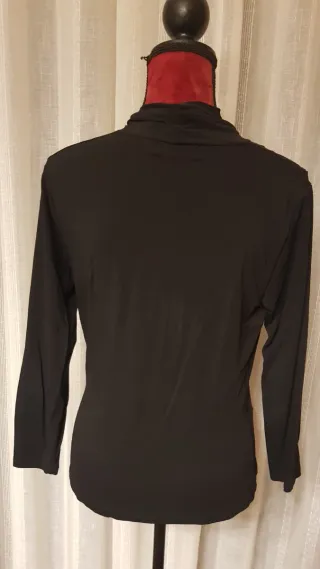 Camiseta cruzada negra manga larga
