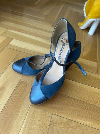 Zapatos de tacón azul brillante