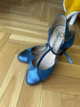 Zapatos de tacón azul brillante