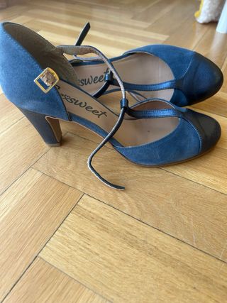 Zapatos de tacón azul brillante