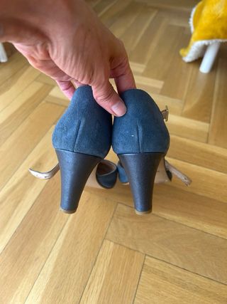 Zapatos de tacón azul brillante