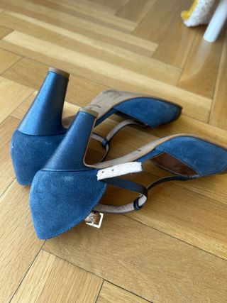 Zapatos de tacón azul brillante