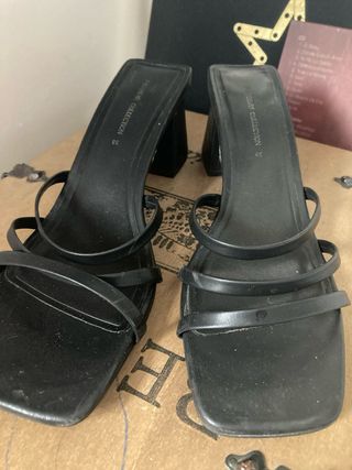 Sandalias tacón cuadrado Pull&Bear negras
