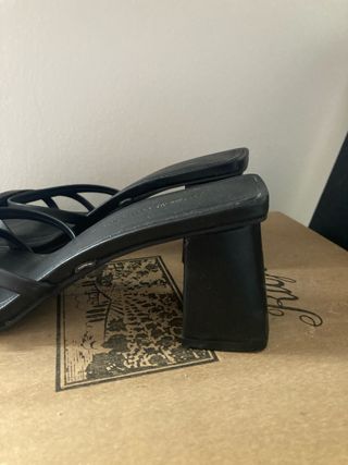 Sandalias tacón cuadrado Pull&Bear negras