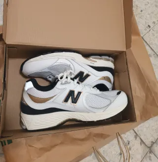 Zapatillas New Balance 2002R Blanco y Dorado