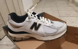 Zapatillas New Balance 2002R Blanco y Dorado