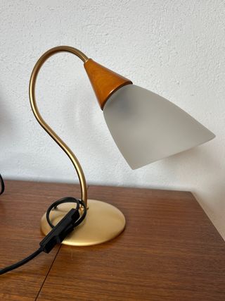 Lámpara de mesa dorada y madera