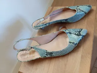 Sandalias destalonadas tacón bajo serpiente