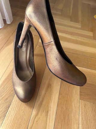 Zapatos de tacón dorados y marrones