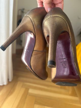 Zapatos de tacón dorados y marrones