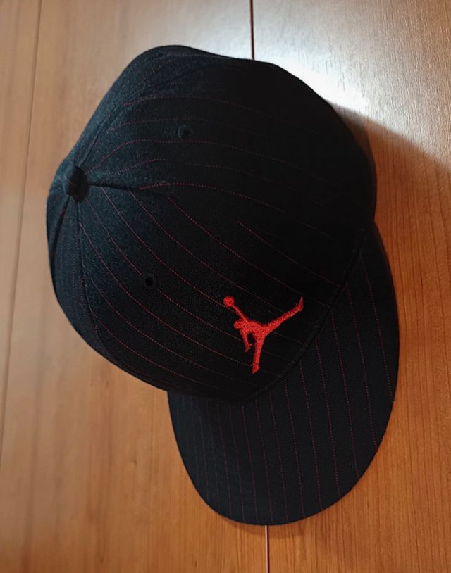 Gorra Nike Air Jordan Negra Rayas Rojas