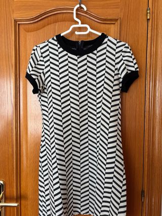 Vestido blanco y negro con zigzag