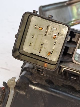 CAJA RELES / FUSIBLES CITROEN C-CROSSER (3)