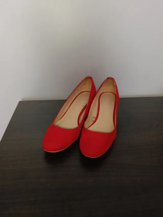 Zapatos de salón rojos tacón