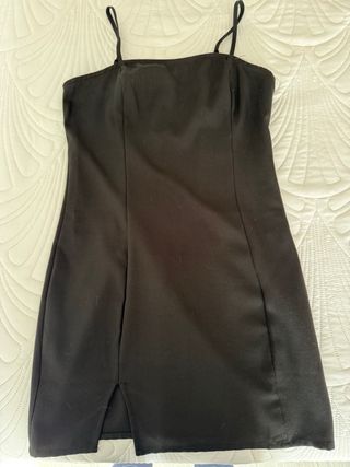 Mini vestido negro con abertura