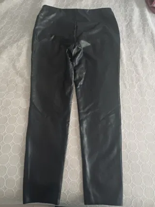 Pantalón efecto piel con cremallera