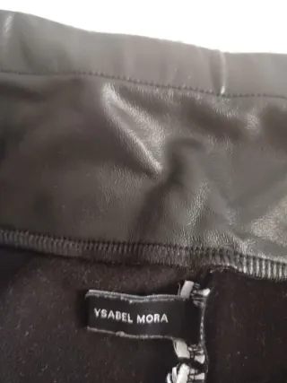 Pantalón efecto piel con cremallera