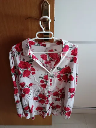 Blusa floral roja y blanca