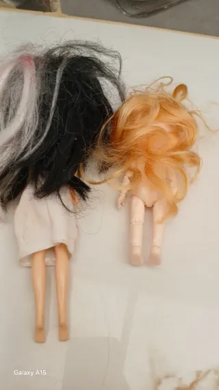 Muñeca con vestido blanco y pelo bicolor