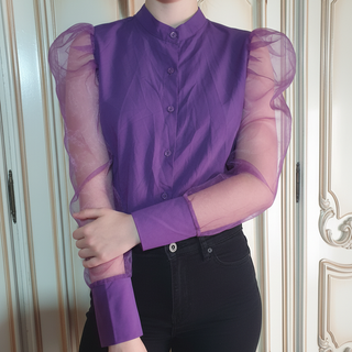 Camisa violeta mangas transparentes