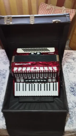 Acordeón rojo poco uso