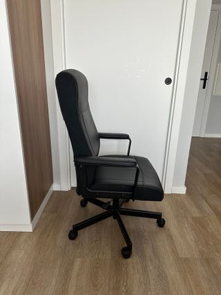 Silla de oficina giratoria negra