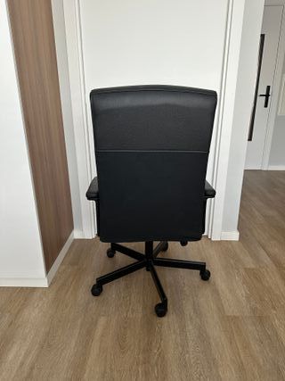 Silla de oficina giratoria negra
