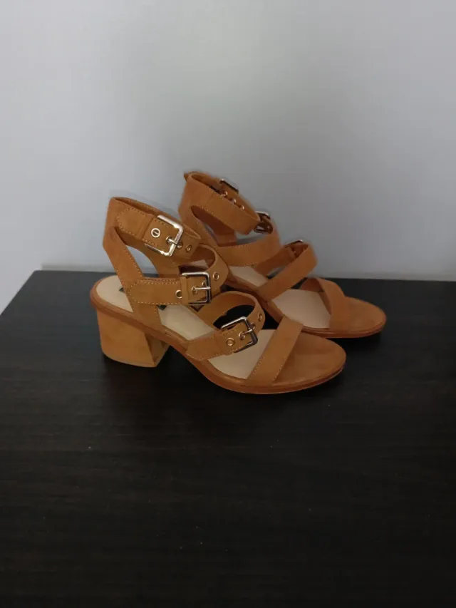 Sandalias elegantes tacón marrón