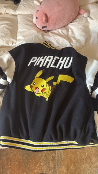 Chaqueta Pokémon Pikachu Negra y Blanca