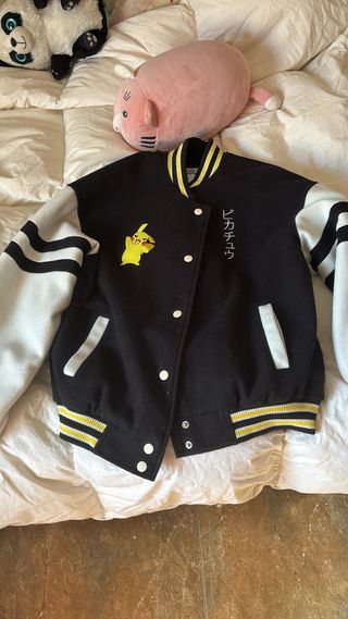 Chaqueta Pokémon Pikachu Negra y Blanca