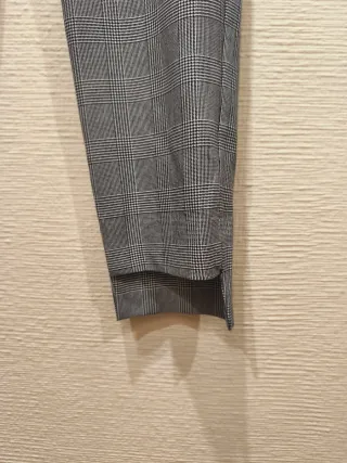 Pantalón cuadros bajo asimétrico